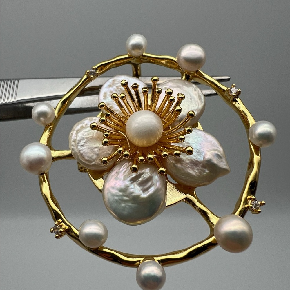 Elegant Gold and Pearl Brooch